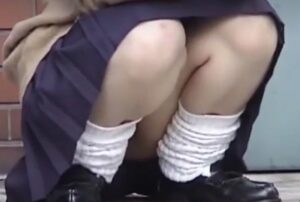 大陰唇とまん毛がはみ出ちゃってるJKちゃんを野外盗撮！