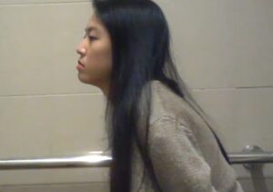 トイレでほっと一息！排尿シーンを盗撮されちゃった女ｗ