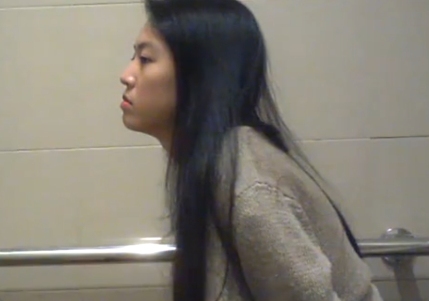 トイレでほっと一息！排尿シーンを盗撮されちゃった女ｗ