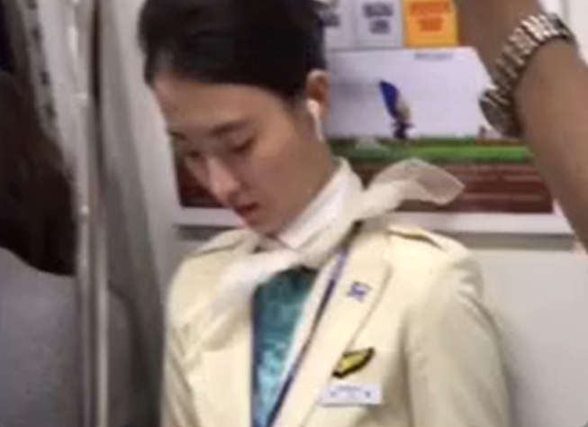 韓国のCAさんが空港に向かう途中で逆さ撮り盗撮されちゃうｗ