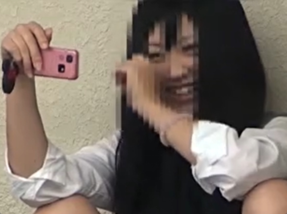 JKのヒョウ柄パンツを盗撮！前髪が異様に気になるのは思春期の証ｗ