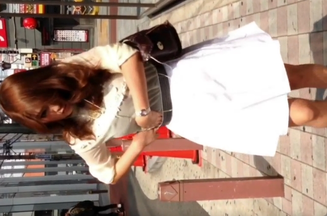 ここまで光量があると迫力あるね！美女のパンティを接写盗撮ｗ