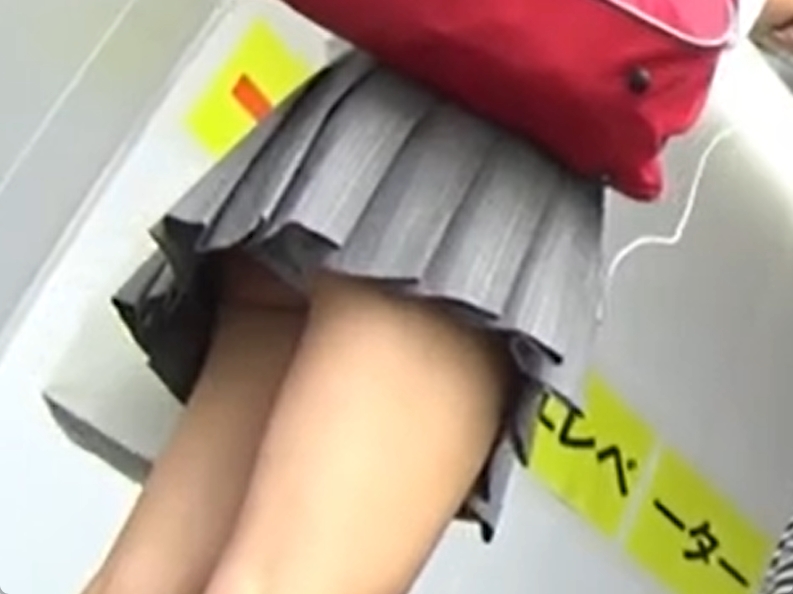 エレベーターでたちっぱになっているところを狙われちゃったJK