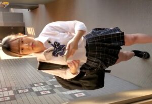 マンションでいつも一緒になるJKを狙ってパンツを盗撮ｗ