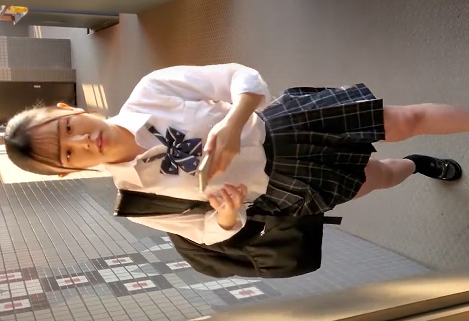 マンションでいつも一緒になるJKを狙ってパンツを盗撮ｗ