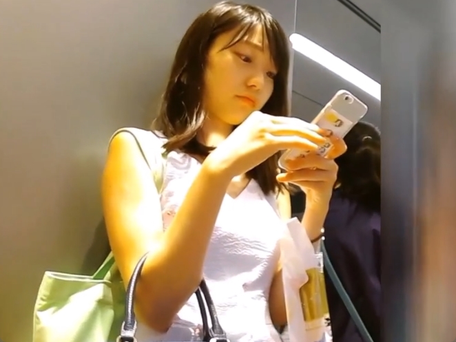 すっかり都会色に染まっちゃった美女のパンツを逆さ撮り！