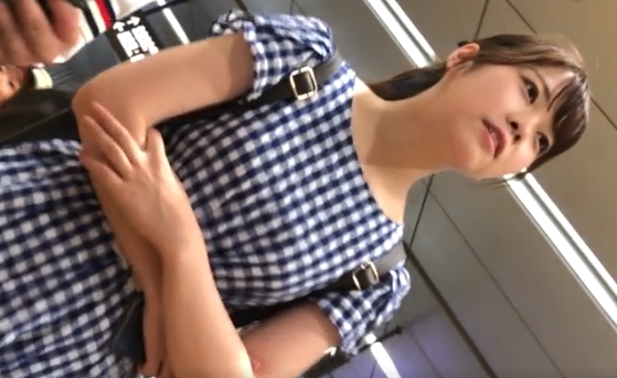 チェック柄のワンピースの美少女が逆さ撮りでパンツを盗撮される！