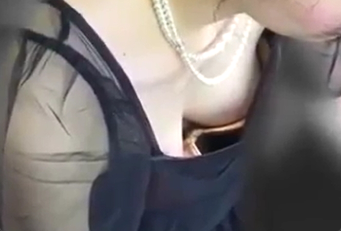 乳首陥没してる？結婚式の受付で撮られた胸チラ盗撮動画ｗ