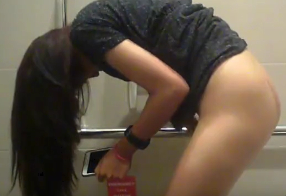 マンコ拭くときぐらいスマホ置けよ！スマホ依存女のトイレ盗撮動画