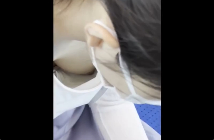 また逆さ撮りかと思ったら上からの胸チラを狙っていた件ｗ