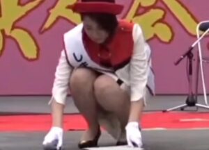 ステージ上でまさかのパンチラ！観光大使がヤっちゃった？