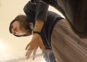 お仕事お疲れ様です！伝説の撮り師による店員パンツ盗撮映像ｗ