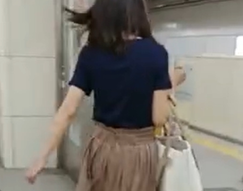 これ絶対バレただろ！ロングスカートを抑えて抵抗の意思を示す女ｗ
