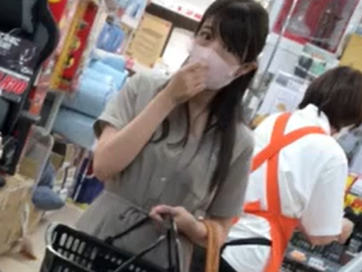 お姉さん逃げて！盗撮師に狙われてしまったが最後パンティを盗撮されるｗ