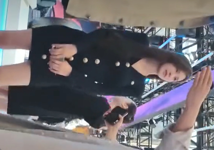 イベント会場で美人コンパニオンのパンティを次々と盗撮していくｗ