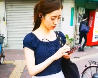 ロングスカートをめくって美女のパンティを激写しておりますｗ