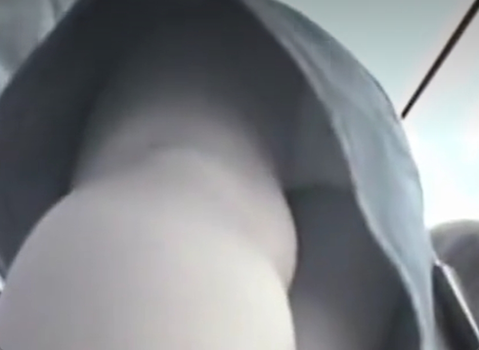 お昼休憩中のOLさんを狙ってパンティをガチ盗撮！マジでエロいｗ