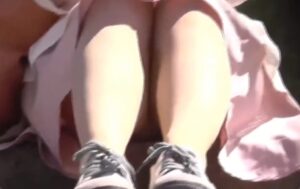 スカート履いている女は地べたに座らない方がいいかもｗ
