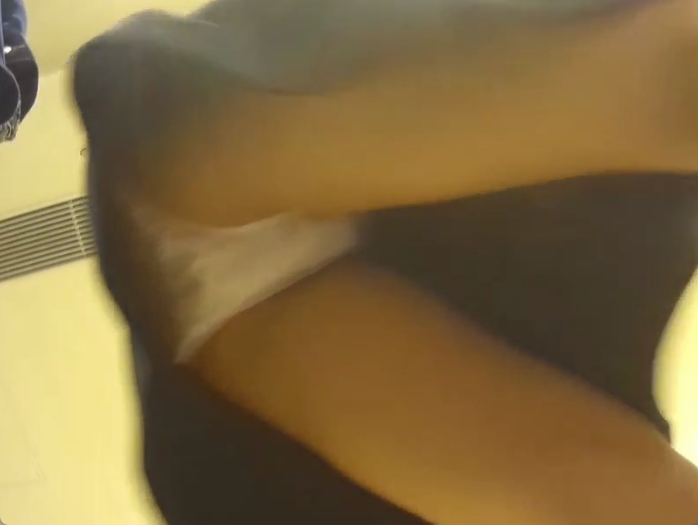 一生懸命接客してくれている店員さんを盗撮行為で裏切る鬼畜客ｗ