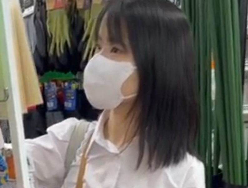 このJKのマンコがいかにグロいかってことがわかる盗撮動画ｗ