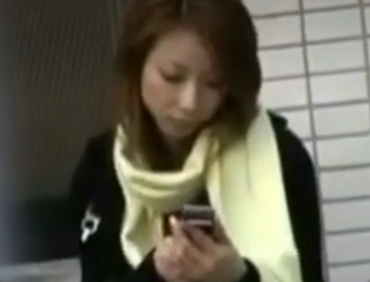 ギャルの股間をズームアップすると衝撃の事実が発覚してしまうｗ