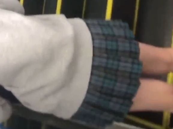 今をときめくぴちぴちJKをスカートめくり！ガチ犯罪じゃねえかｗ