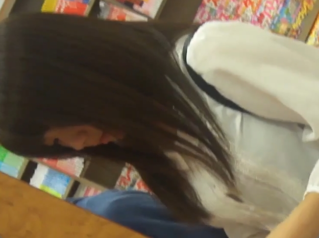 可愛い子発見！書店で美少女のパンティを逆さ撮り盗撮ｗ
