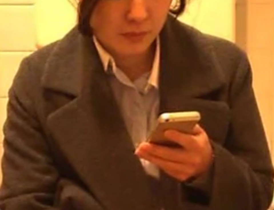 パンティからまん毛がハミでちゃってますよ！トイレ盗撮動画ですｗ