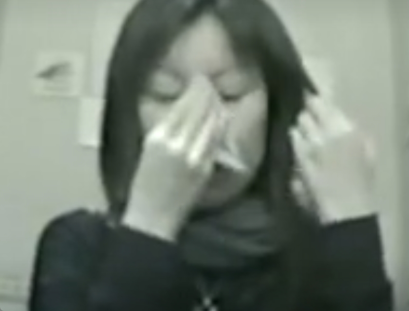 正面から撮られているのに気付かない！女の子のトイレ盗撮動画ｗ