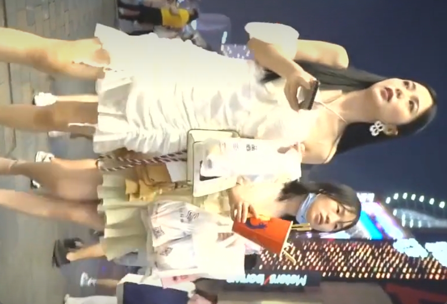 ケツの割れ目にぐいっと食い込んだパンティがえちちちち！