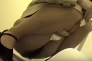 何も知らずに公衆便所に入って来た女たちを根こそぎ盗撮ｗ