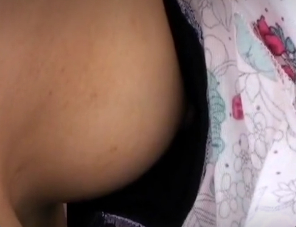 アンケート回答中に乳首を盗撮されるお姉さん！吸い付きたいｗ