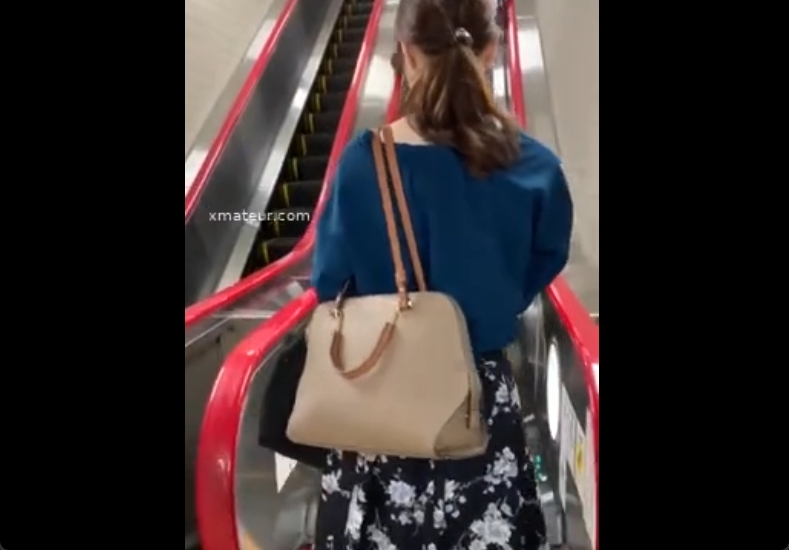 エスカレーターを上り切る瞬間を狙ってパンツを盗撮する撮り師ｗ