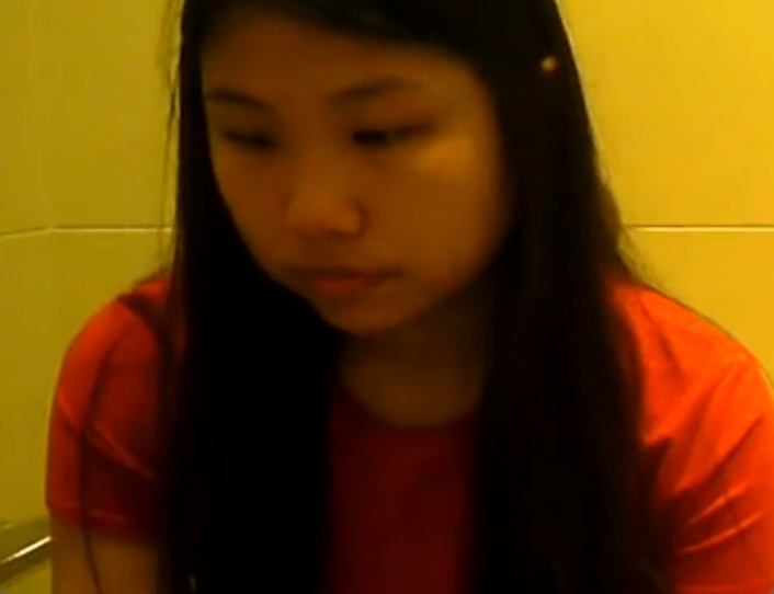 マレーシアの女子トイレに仕掛けられた盗撮カメラが女の排泄シーンを捉える！