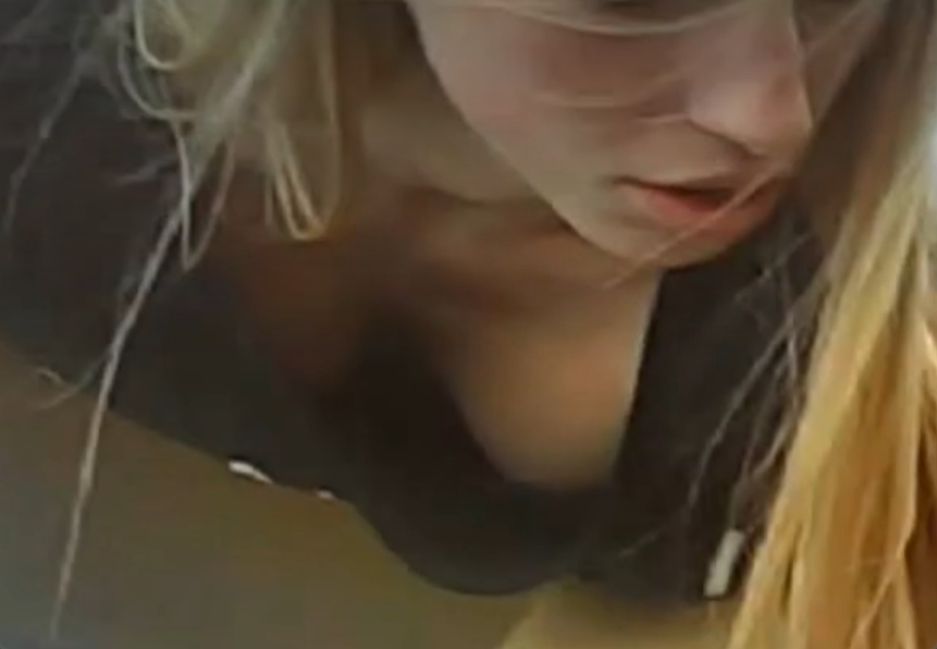 外人さんの胸チラ盗撮動画がエロ過ぎ！見えそうで見えない乳首ｗ