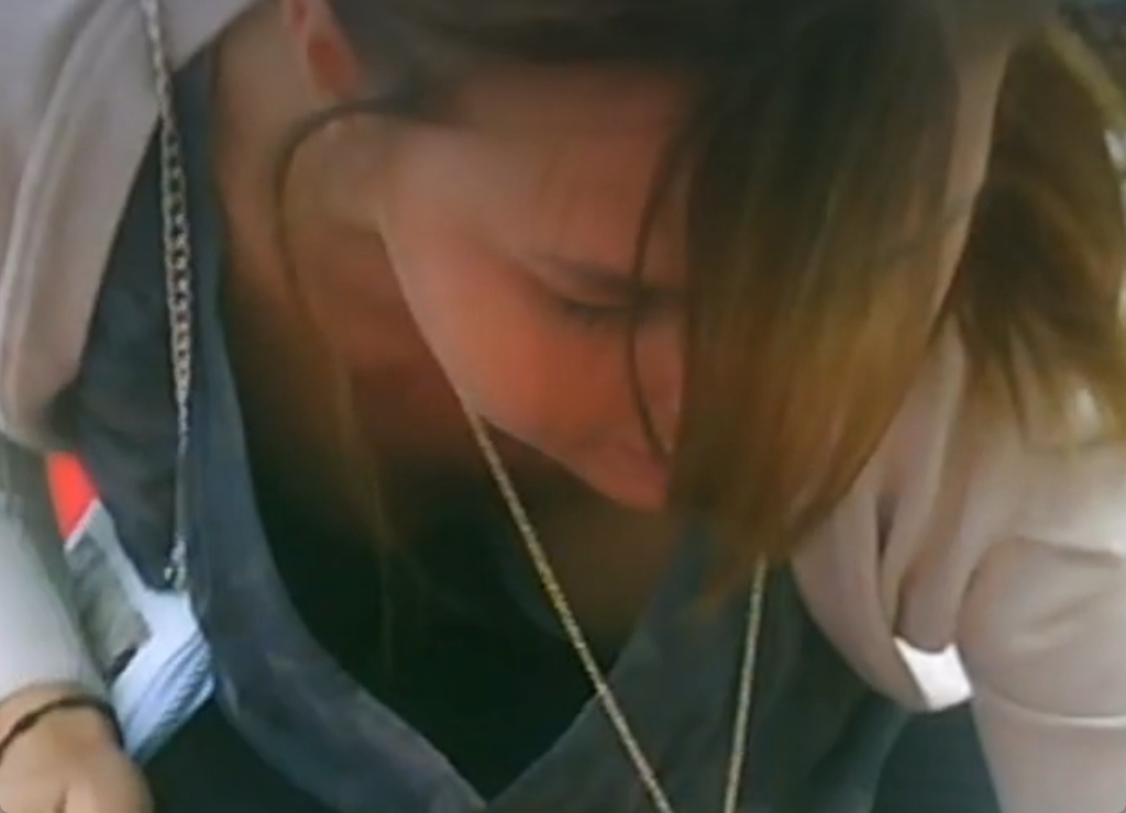 外人さんの胸チラ！流石にこれが胸元ガバガバ過ぎないかｗ