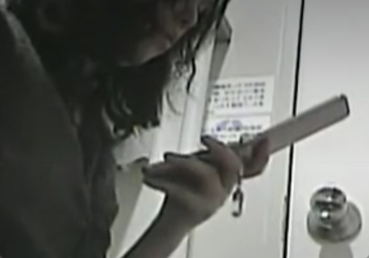 非常に生々しい女子トイレ盗撮映像！携帯を弄りながら用を足す女ｗ