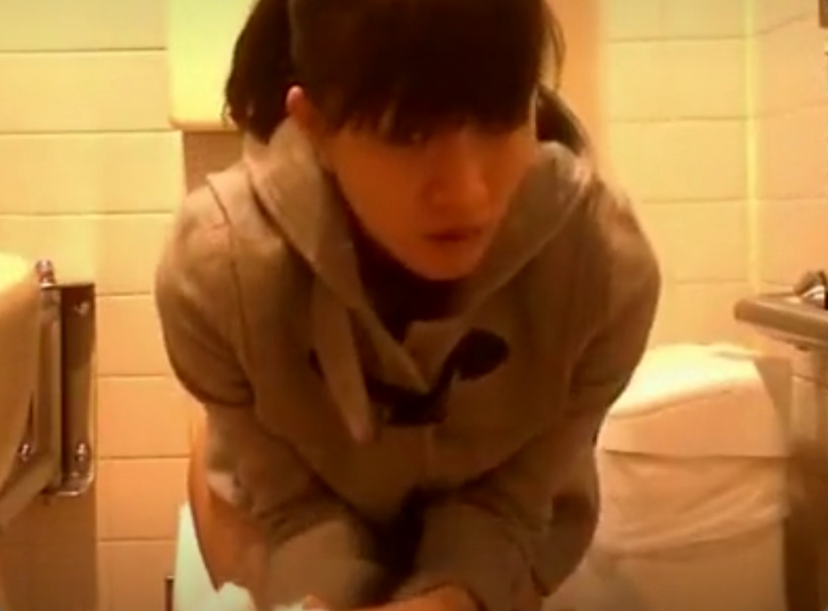 腰を浮かせながらおしっこをするのは飛び散るからマジでやめろって…