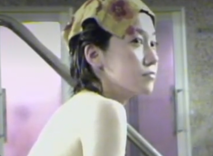 椅子に座ってクールダウン中のお姉さん女撮り師が激写してます！