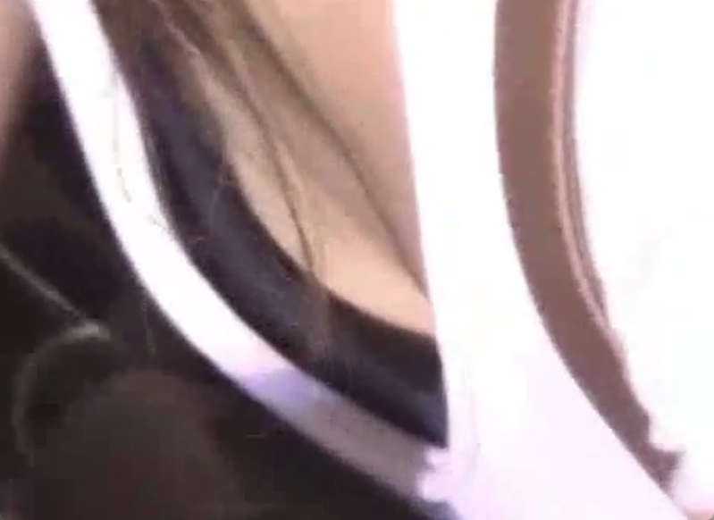 夏だ薄着だ胸チラだ！ということでガチモノ胸チラ盗撮動画がこれｗ