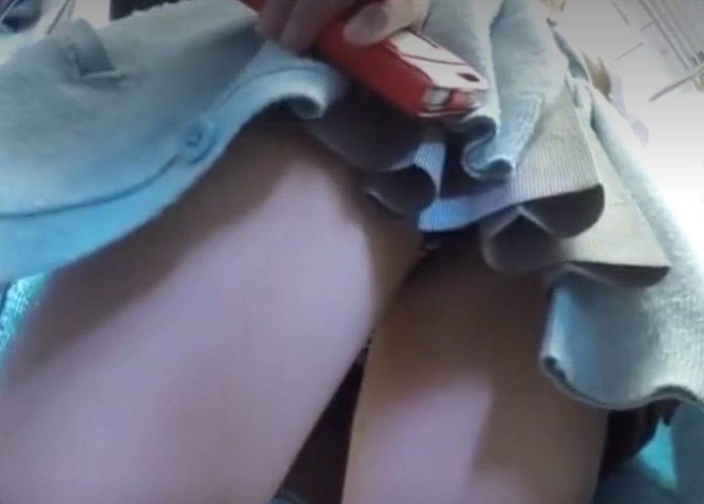 登校中の電車内でゼブラ柄パンティを盗撮されちゃったウブなJK