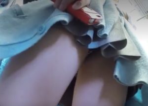 登校中の電車内でゼブラ柄パンティを盗撮されちゃったウブなJK