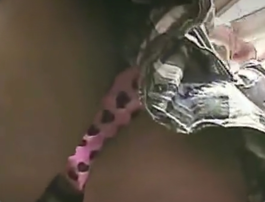 ギャル店員のパンチラ盗撮！まさかのピンクにハード柄でワロタｗ