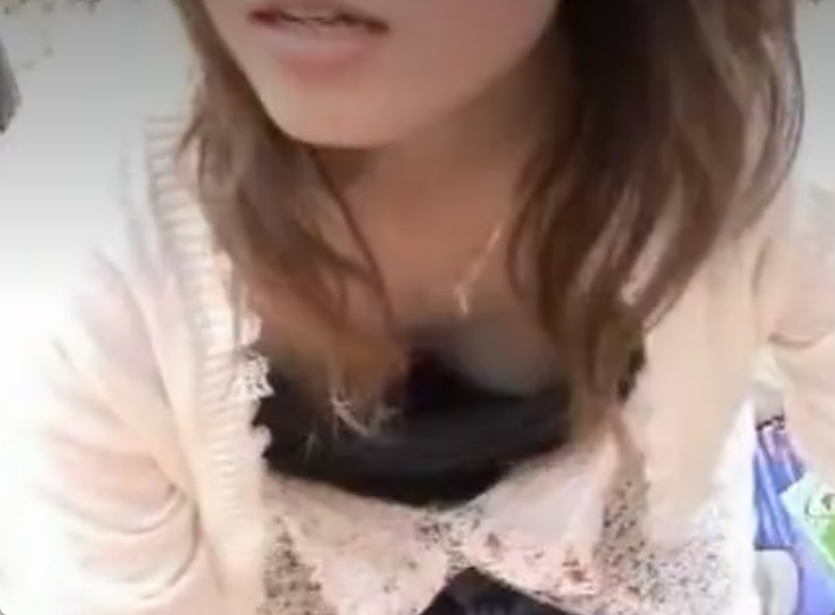 若作りママの胸チラ盗撮！めっちゃ性欲溜まってそうな顔してるｗ