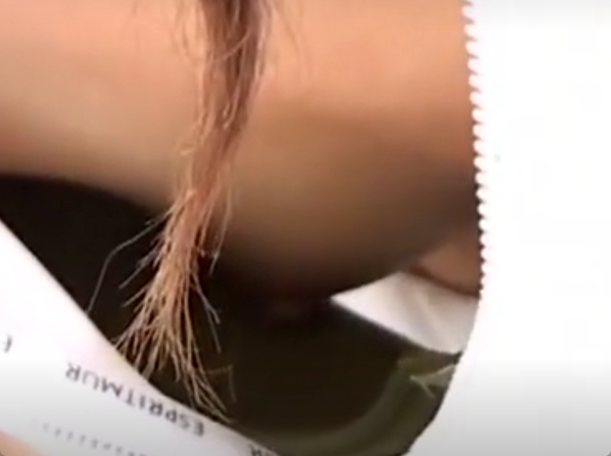 完全に乳首ゲット！アンケート中に油断しているところを隠し撮りｗ