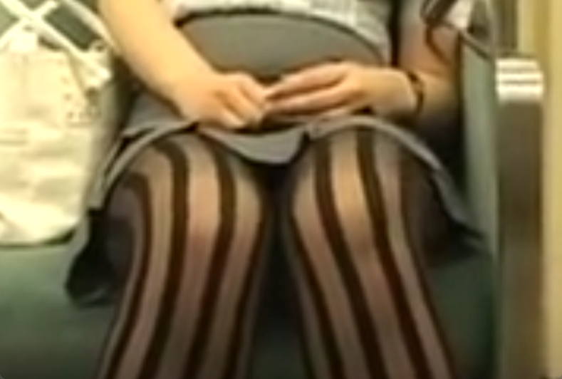 爆睡しているお姉さんの電車内パンチラ！パンストの柄がエロいねｗ