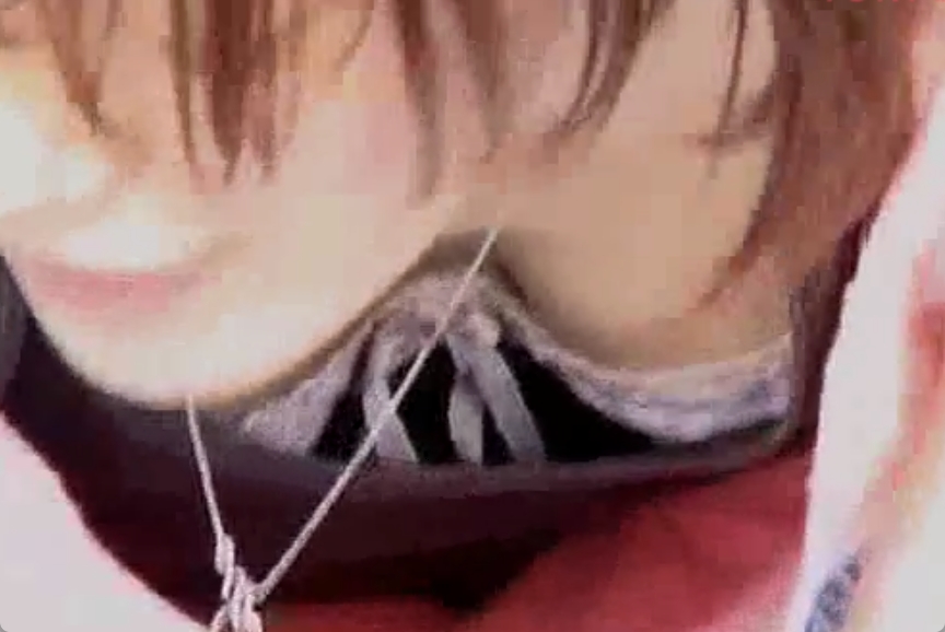 胸元ゆるゆるな女の子たちの胸チラ！乳首まで見えてる子もいるぞｗ