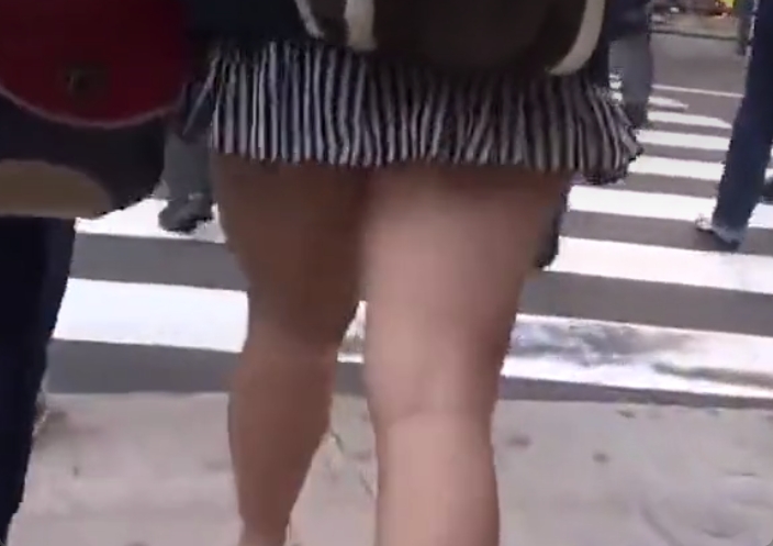 ミニスカ娘をストーキングしてエスカレーターで逆さ撮り！短すぎだろｗ