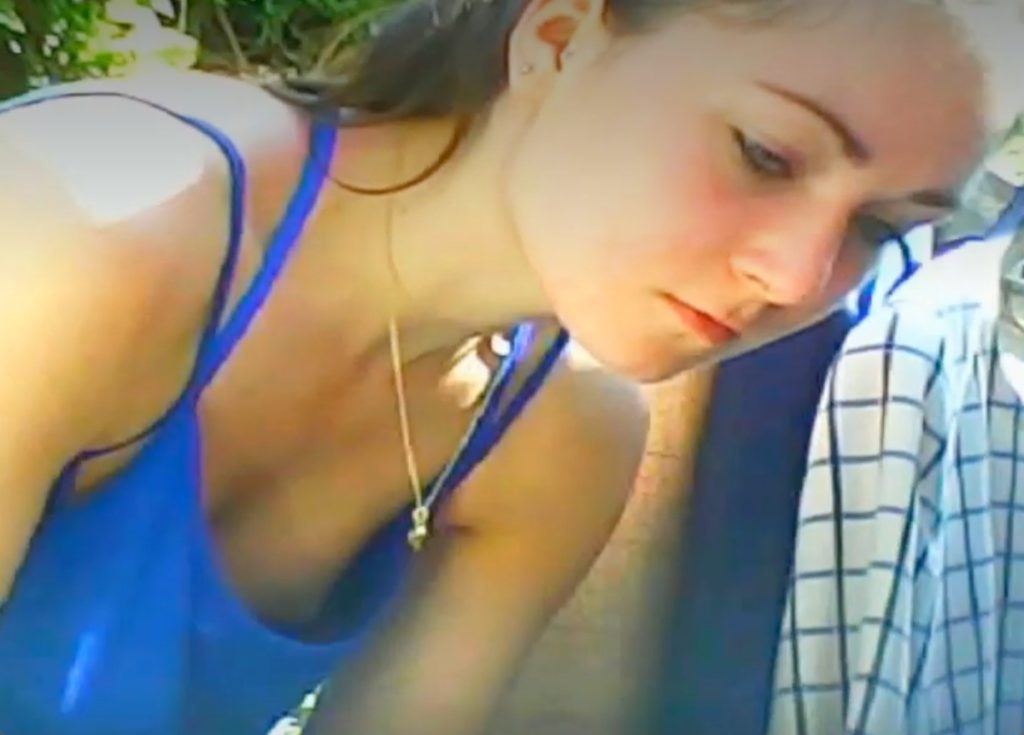 外人美女の胸チラ盗撮！ノーブラだから乳首まで見えちゃってるｗ