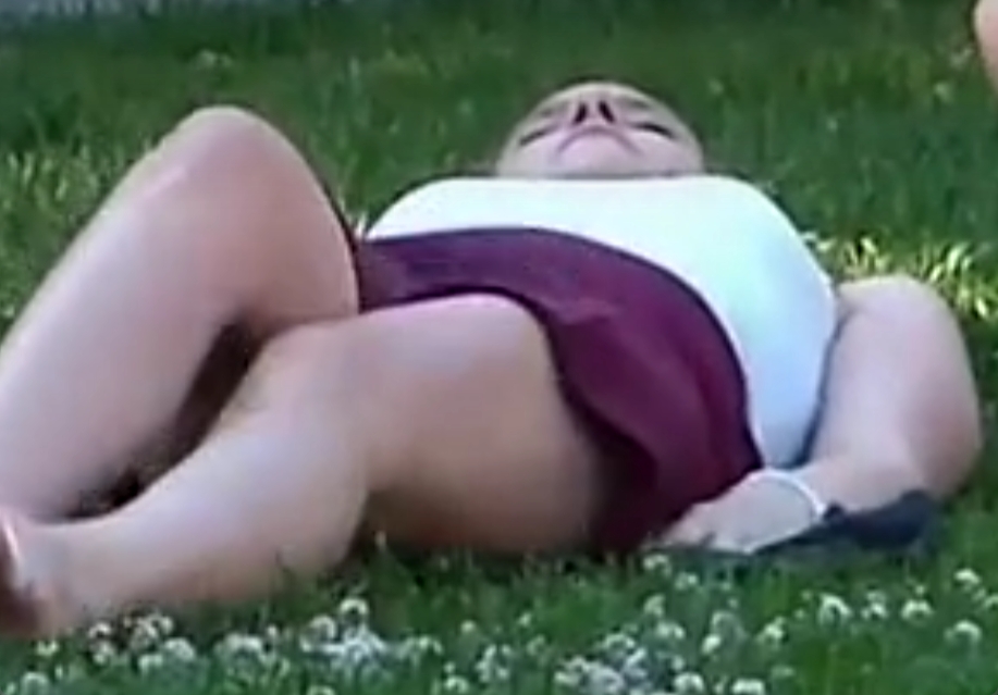 お外で寝そべるフリーダムな外人美女のパンチラ動画ｗ